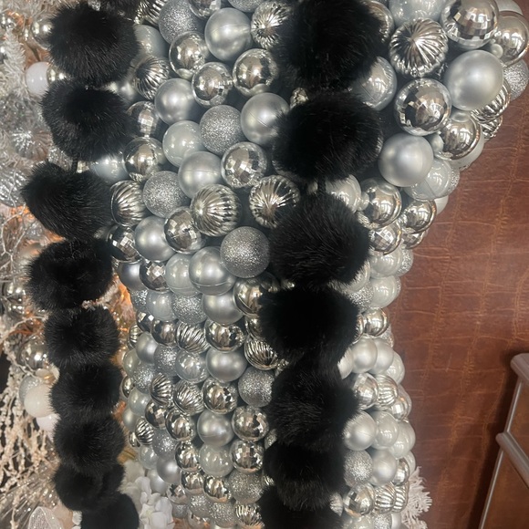 this is a woman’s scarf consisting of 25 fur like pom-poms. It’s 52” long - Picture 5 of 9